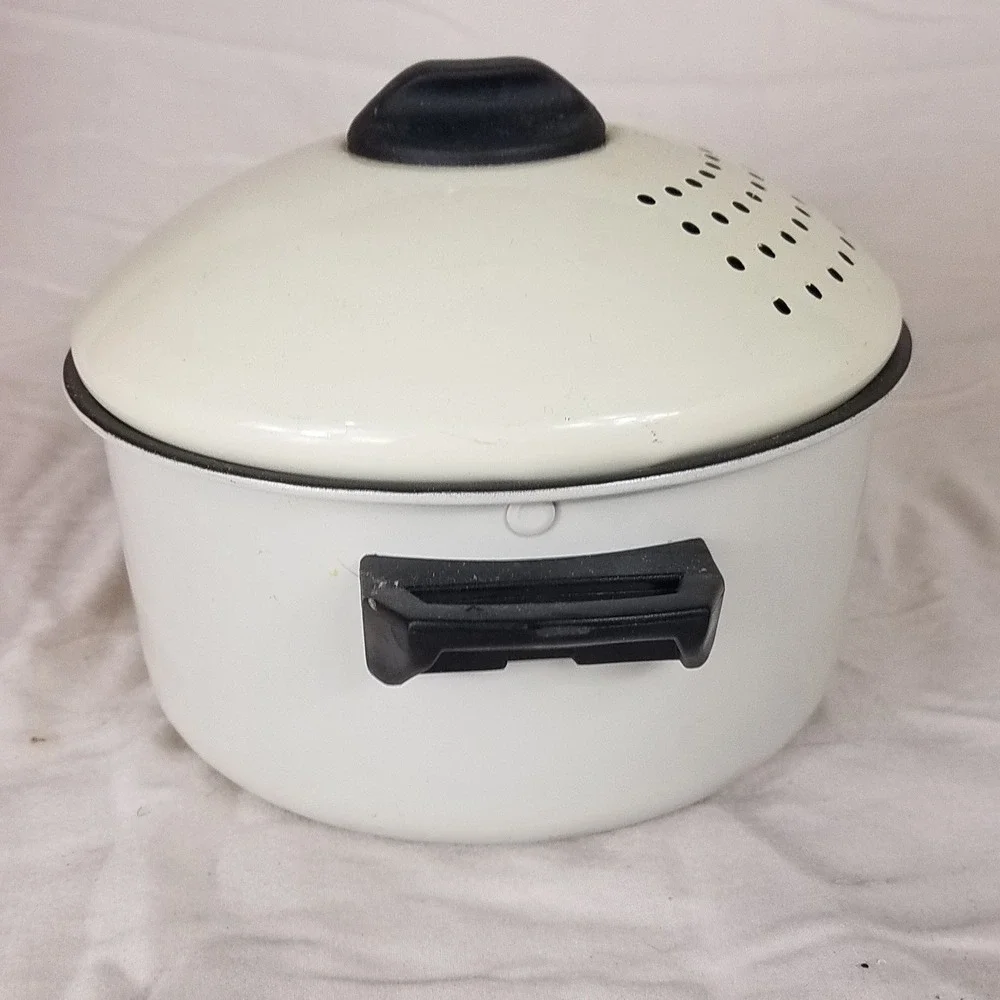 Enamel 2Q Stock Pot NWOT Medium Cream Strainer Locking Lid Retro